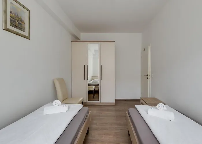 Two-bedroom Tatty Lejlighed